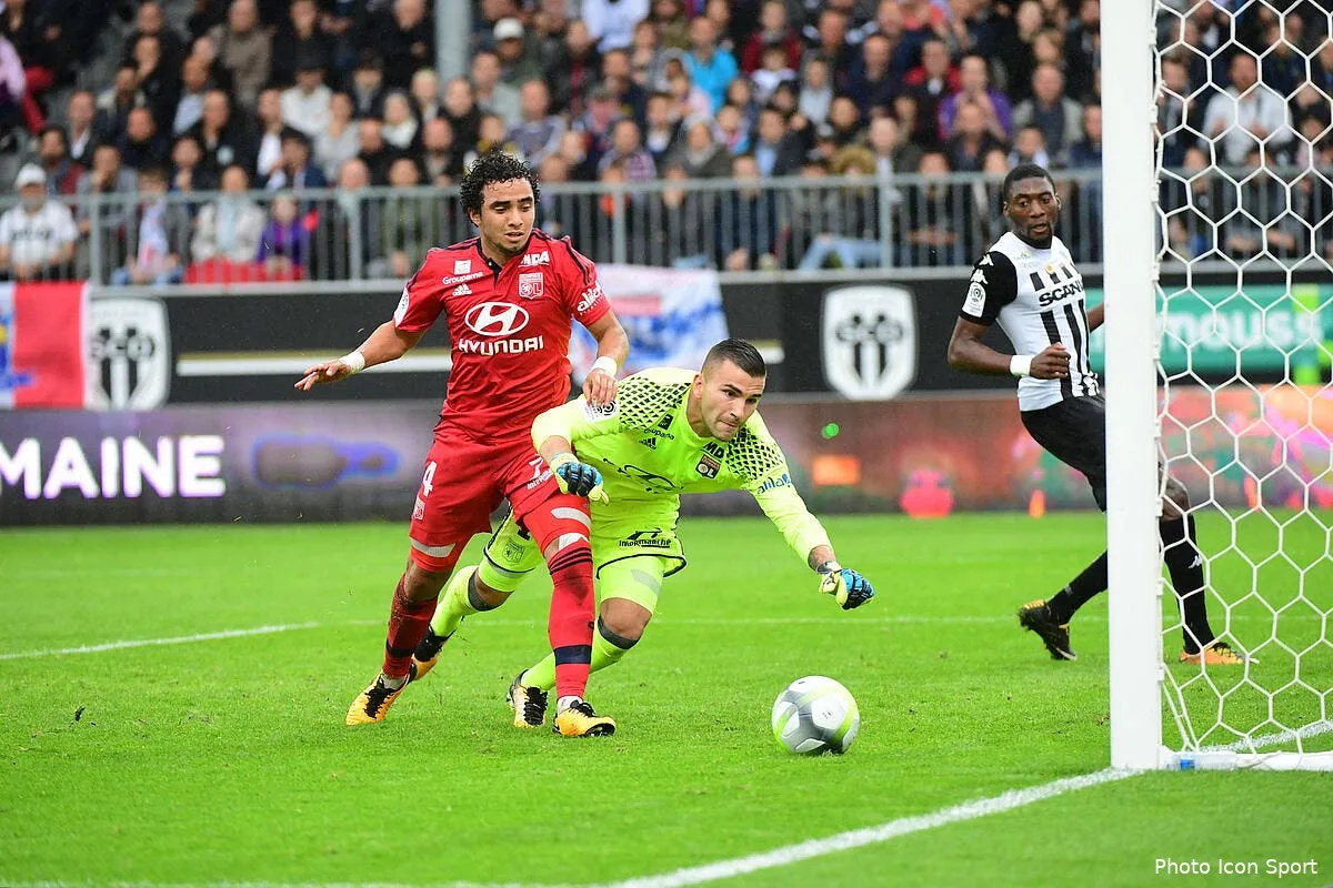 des buts et des polemiques match fou entre l ol et angers iconsport icon win 011017 01 21365195239