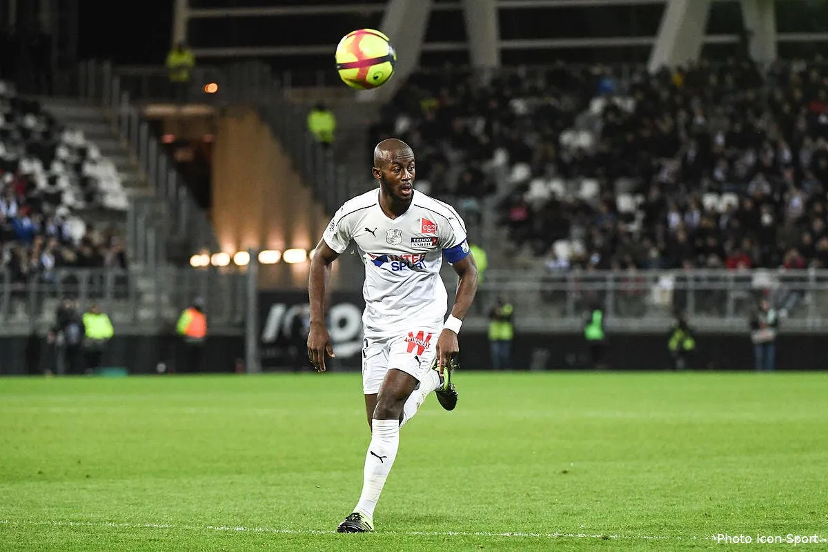 dfco asc victime d actes racistes gouano reclame de l amour icon dib 090219 12 42250329