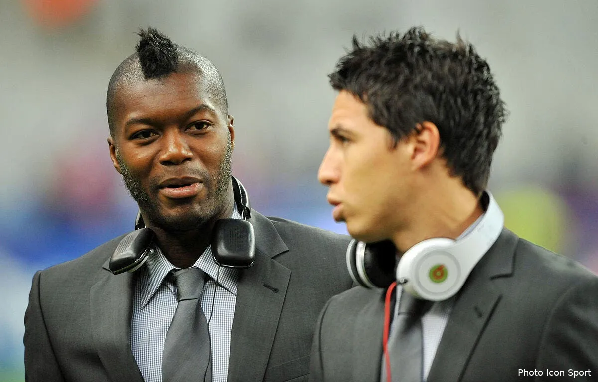 djibril cisse heureux comme un mome avec les bleus iconsport win 071011 010 2025709