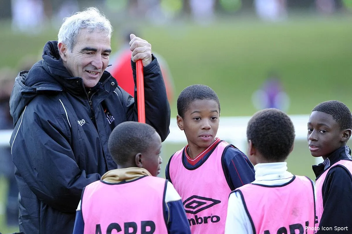 domenech a joue au pere noel avec sa prime du mondial iconsport por 241110 01 1129232