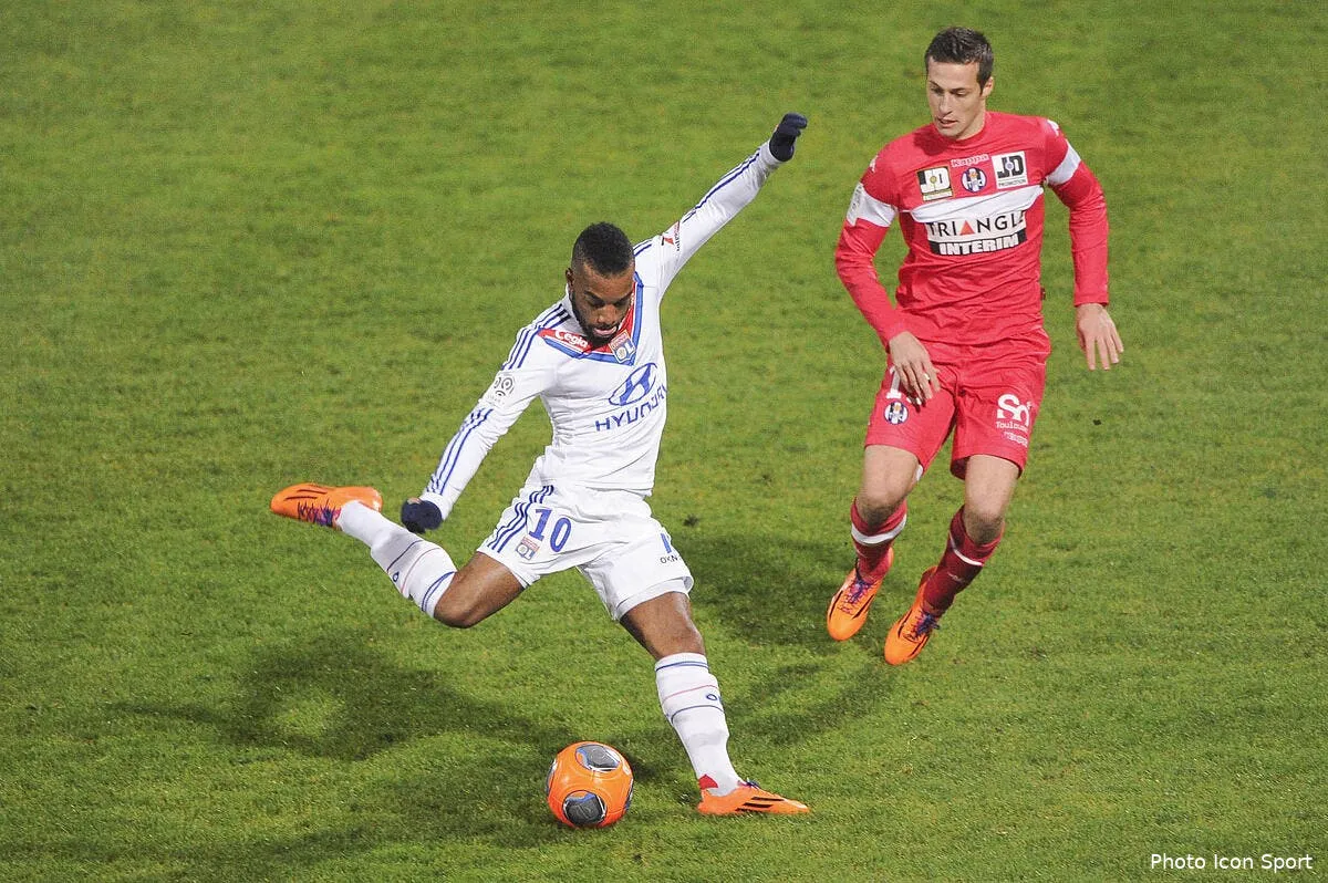 domenech place lacazette derriere giroud et benzema chez les bleus iconsport jpt 051213 38 1271439