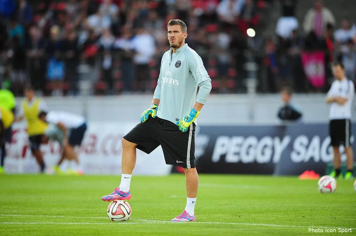 douchez savoure sa place sur le banc du psg douchez99469