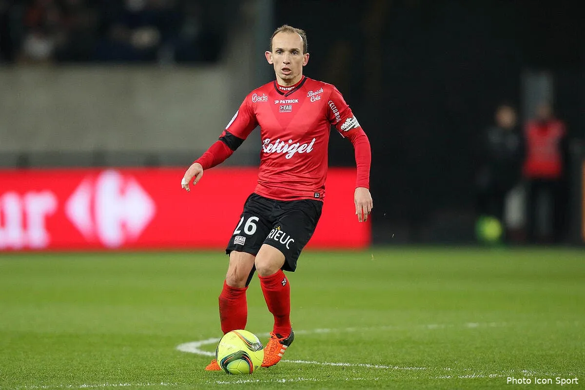 eag thibault giresse prolonge d un an a guingamp iconsport vmi 270216 04 25145014
