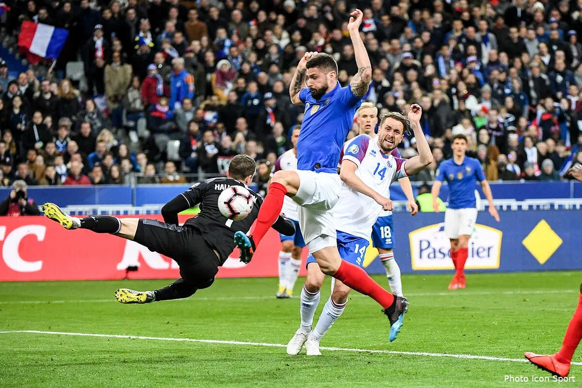 edf giroud au niveau de griezmann et mbappe larque applaudit icon dib 250319 10 12248711