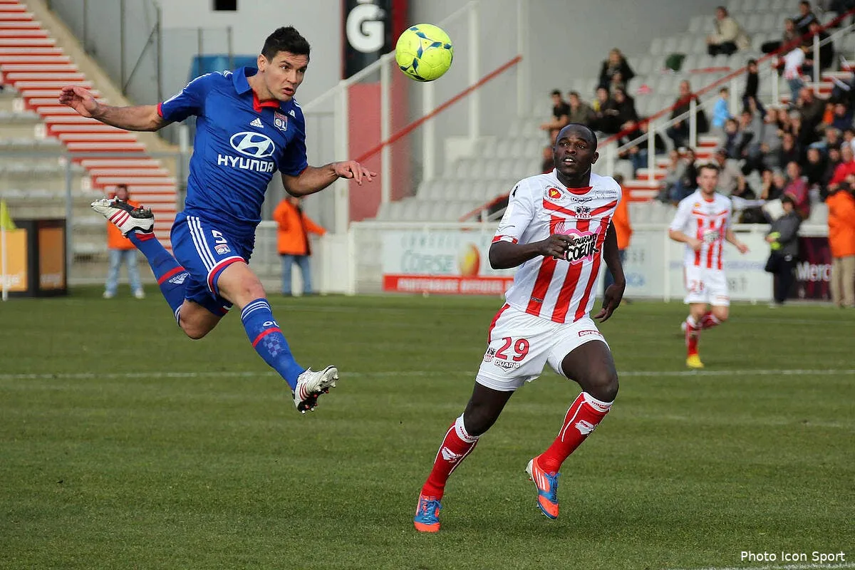 enfin une vraie offre de 10me a l ol pour lovren iconsport bel 030213 08 04 158983