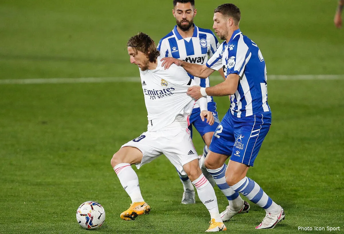 esp alaves torpille le real madrid icon ecommercefotos ecommerce2 109261257 300405