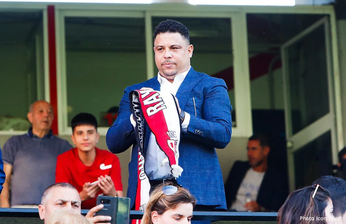 esp une victoire un iphone offert le president ronaldo craque icon mar 120519 01 11279841