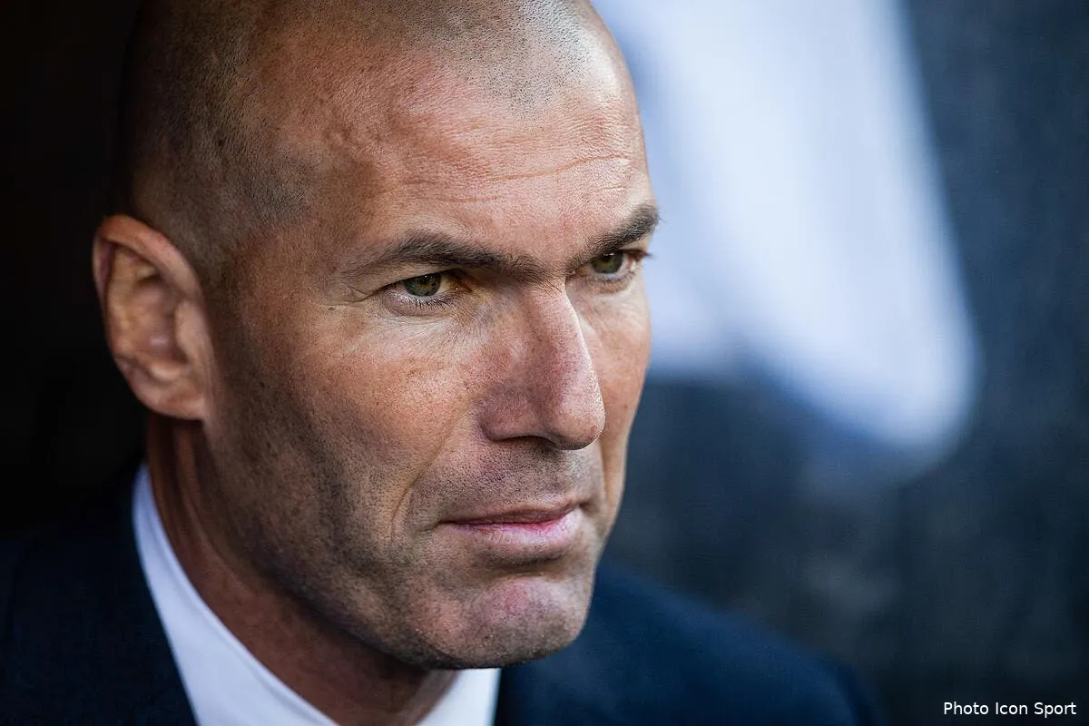 esp zidane pousse trois joueurs dont une star vers la sortie icon sipausa 26208457252533