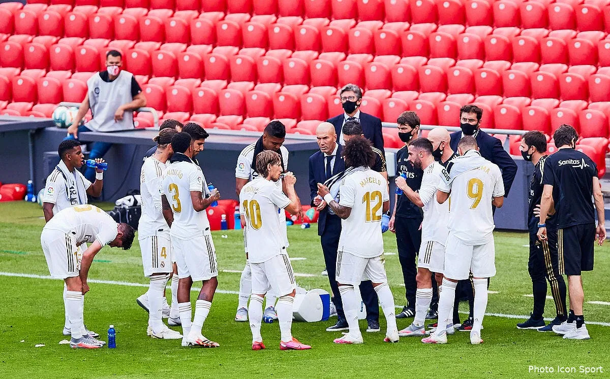 esp zidane prend un gros coup de boule au mercato icon ecommercefotos ecommerce2 106146525288547