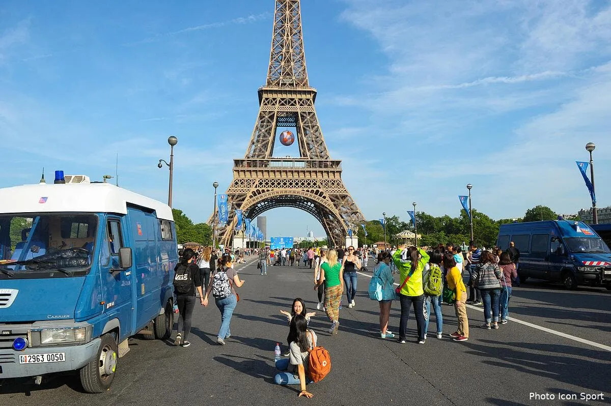 euro 2016 la tour eiffel fermee ce lundi en raison des incidents iconsport fer 090616 11 10148654