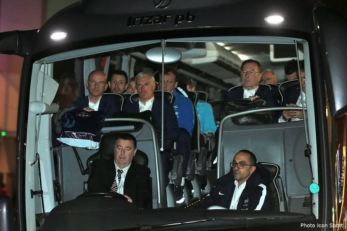 euro 2016 le bus champions d europe 2016 grille sur l autoroute iconsport 24787864148570