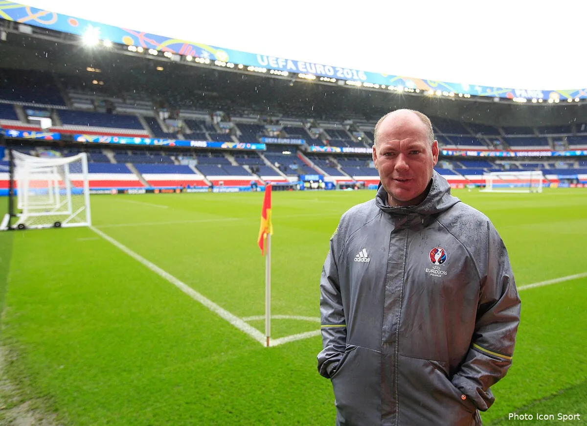 euro 2016 meme le jardinier du psg n est pas satisfait de sa pelouse iconsport 26662778146670