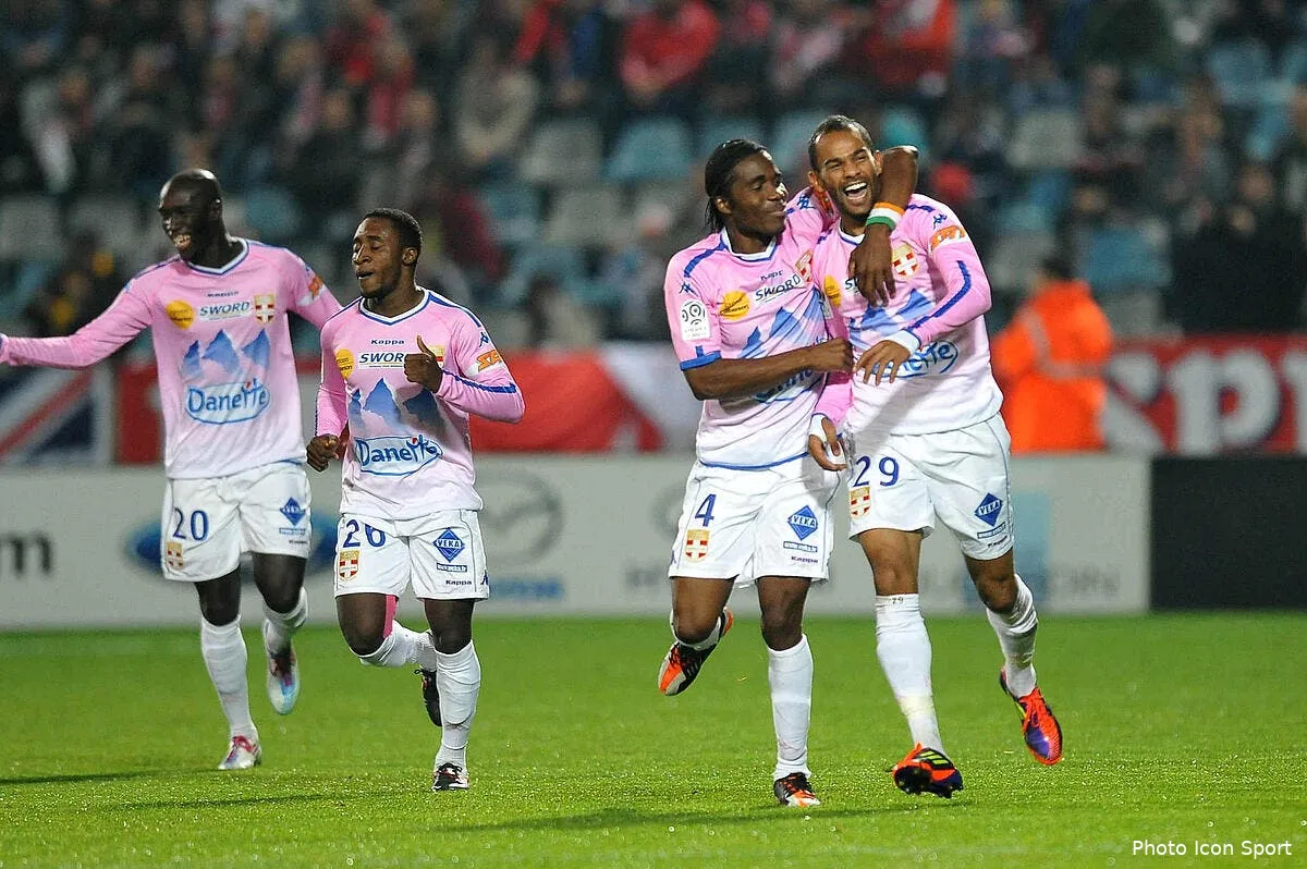 evian promet de ne pas garer le bus devant ses buts face a l ol iconsport per 051111 05 0228694