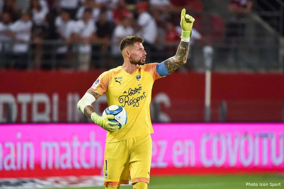 fcgb benoit costil va prolonger a bordeaux icon poy 240819 93 37262833