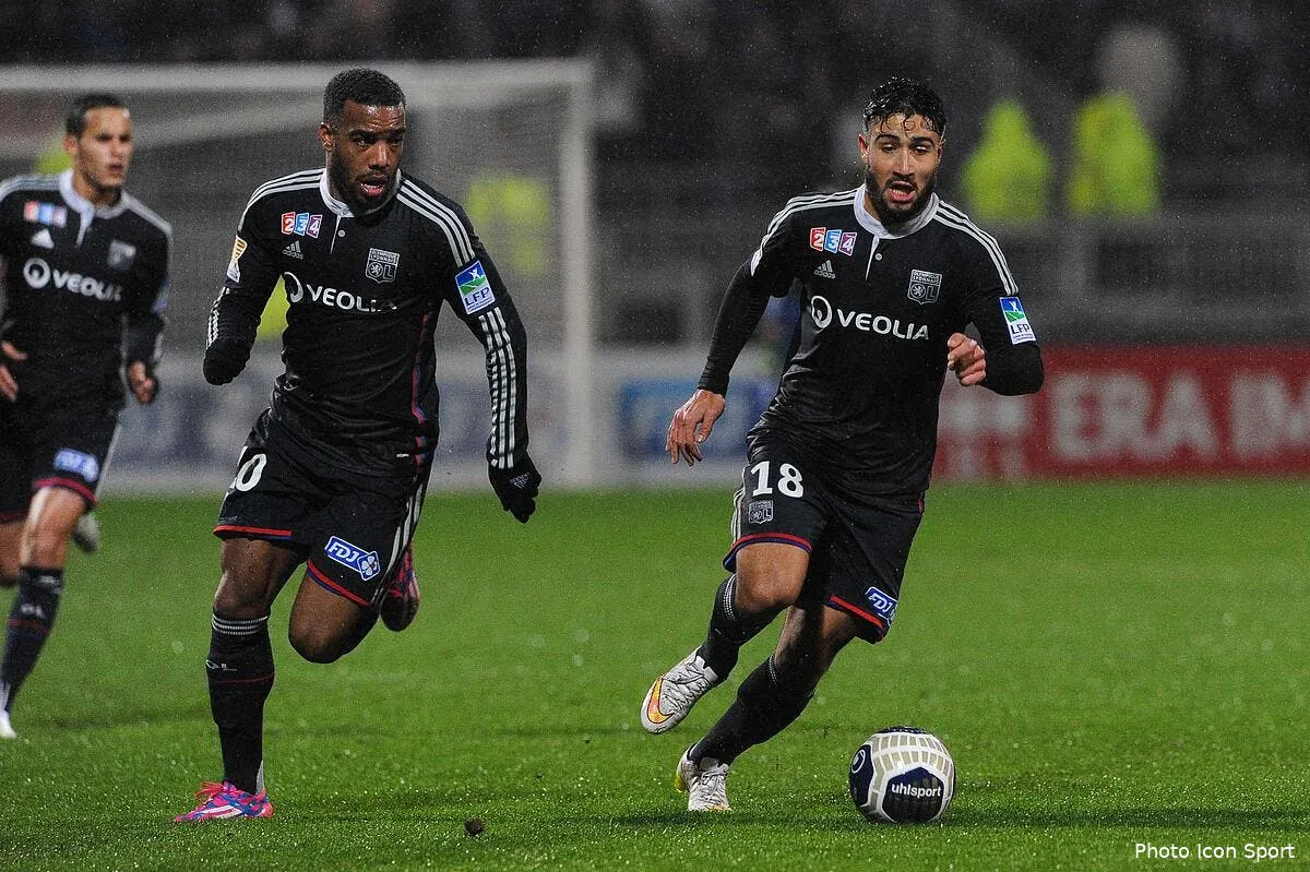 fekir lacazette le duo de l ol que bordeaux aura a l oeil iconsport jpt 171214 01 0499819