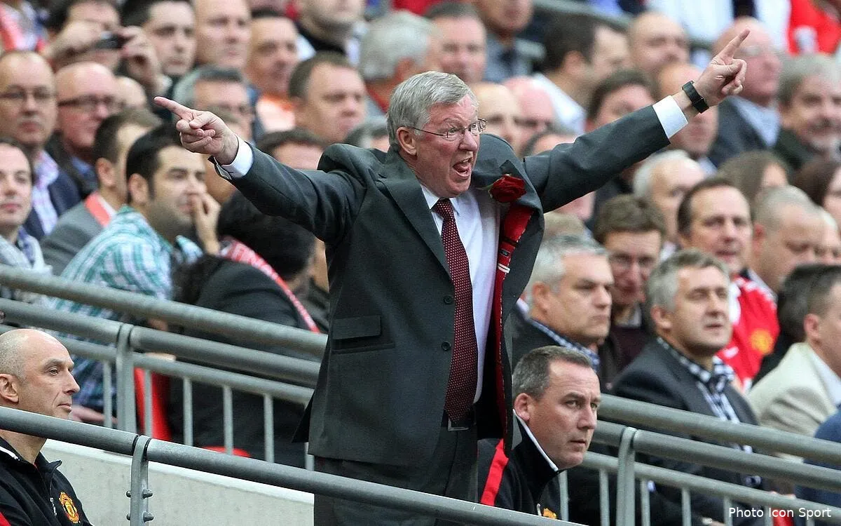 ferguson tape du poing sur la table a man utd iconsport spi 280511 101 1625304