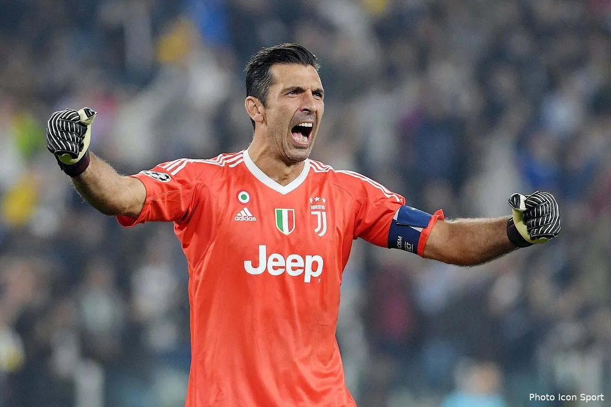 fifa gianluigi buffon meilleur gardien de l annee 2017 iconsport icon liv 181017 01 01197471