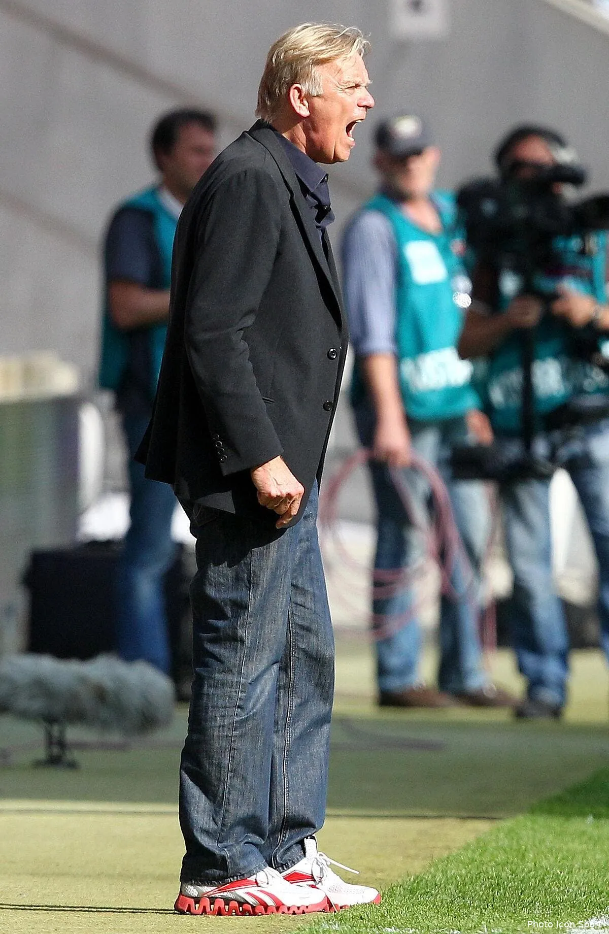 finke grille kombouare et domenech au cameroun iconsport apr 070511 22 0257781