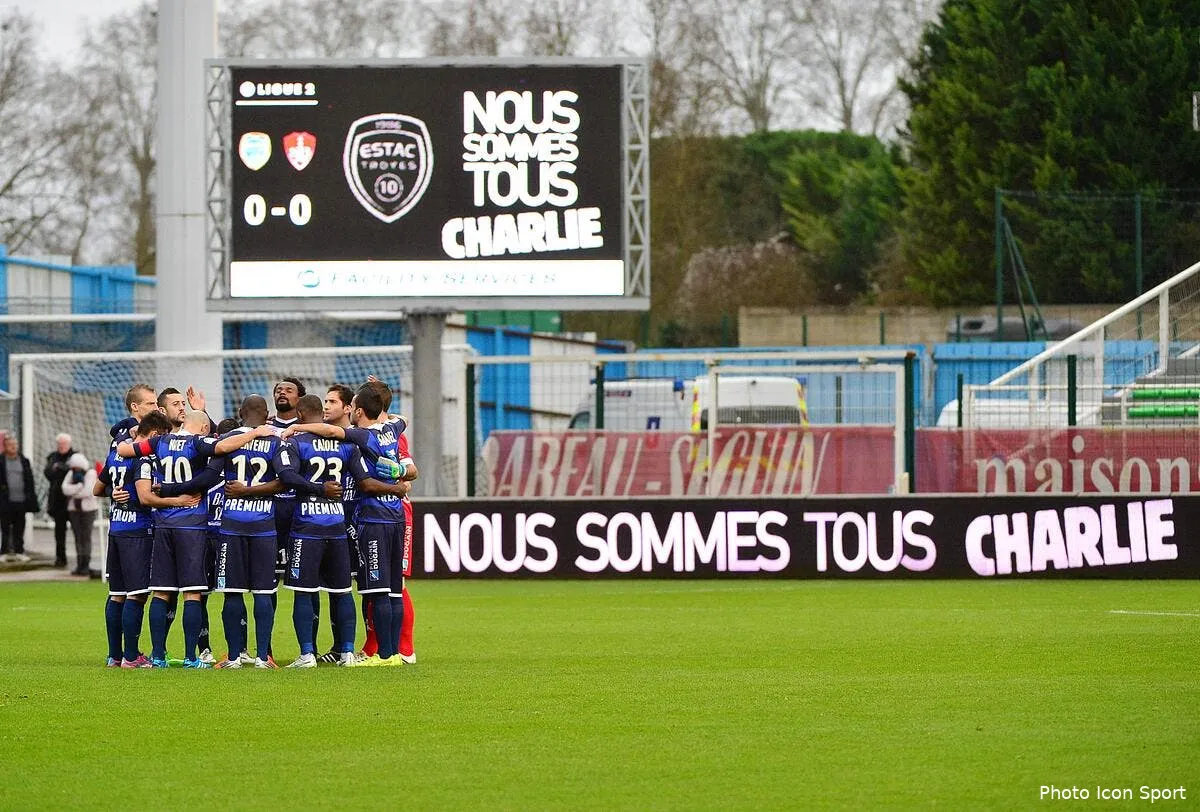 foot feminin la une de charlie hebdo declenche la polemique icon win 100114 05 09 1255815
