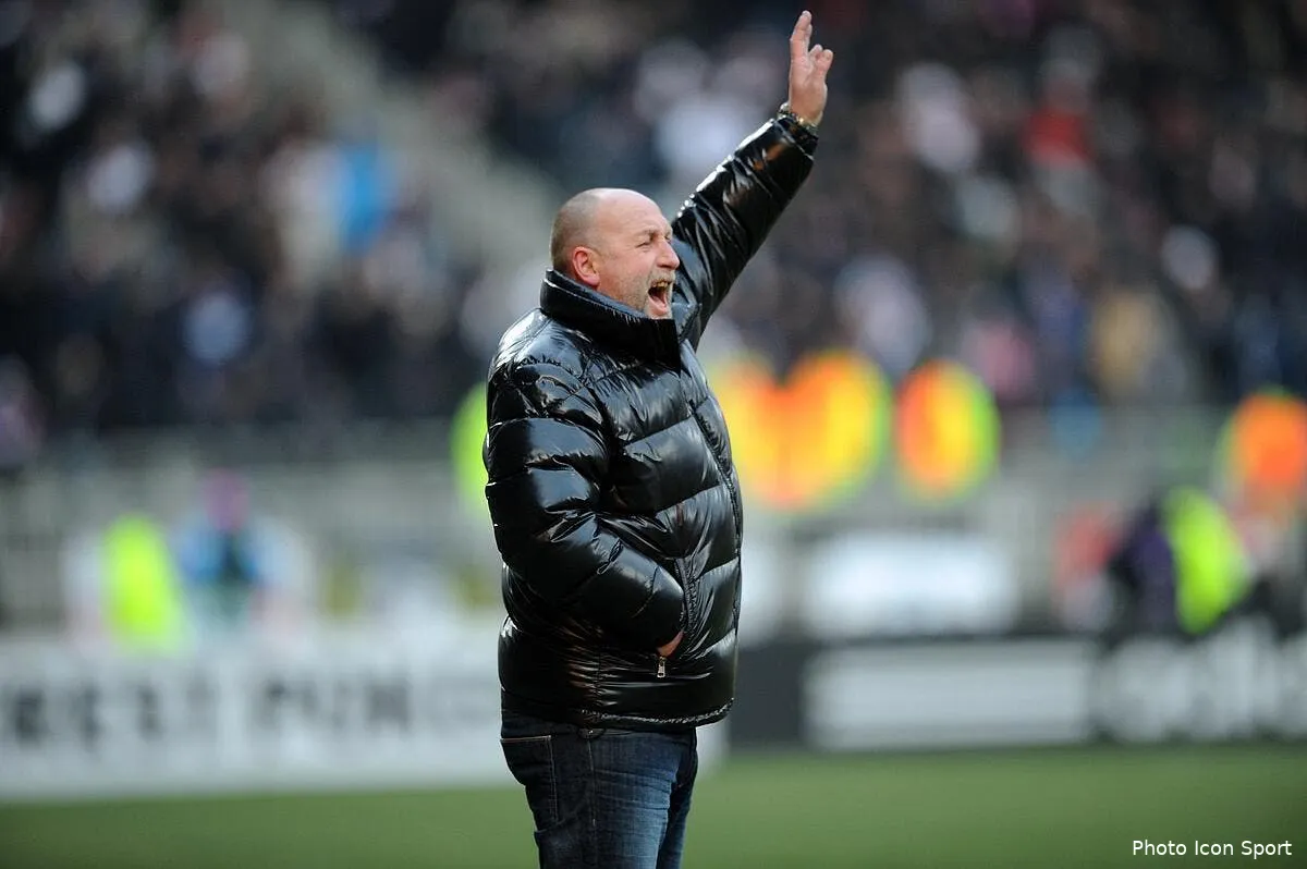 franck dumas presente ses excuses a l arbitre de nice caen iconsport jpt 110212 05 9531651