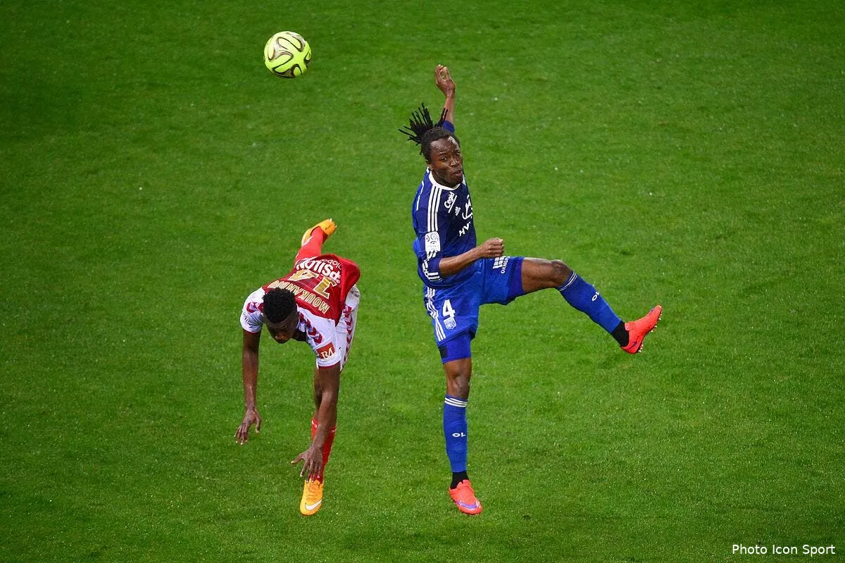 fulham met 2 me l ol lache son defenseur iconsport win 260415 80 05119369