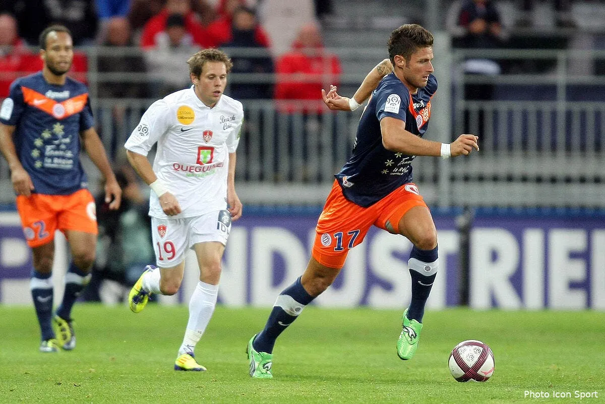 giroud a l equipe de france dans un coin de sa tete iconsport vmi 170911 05 2224908