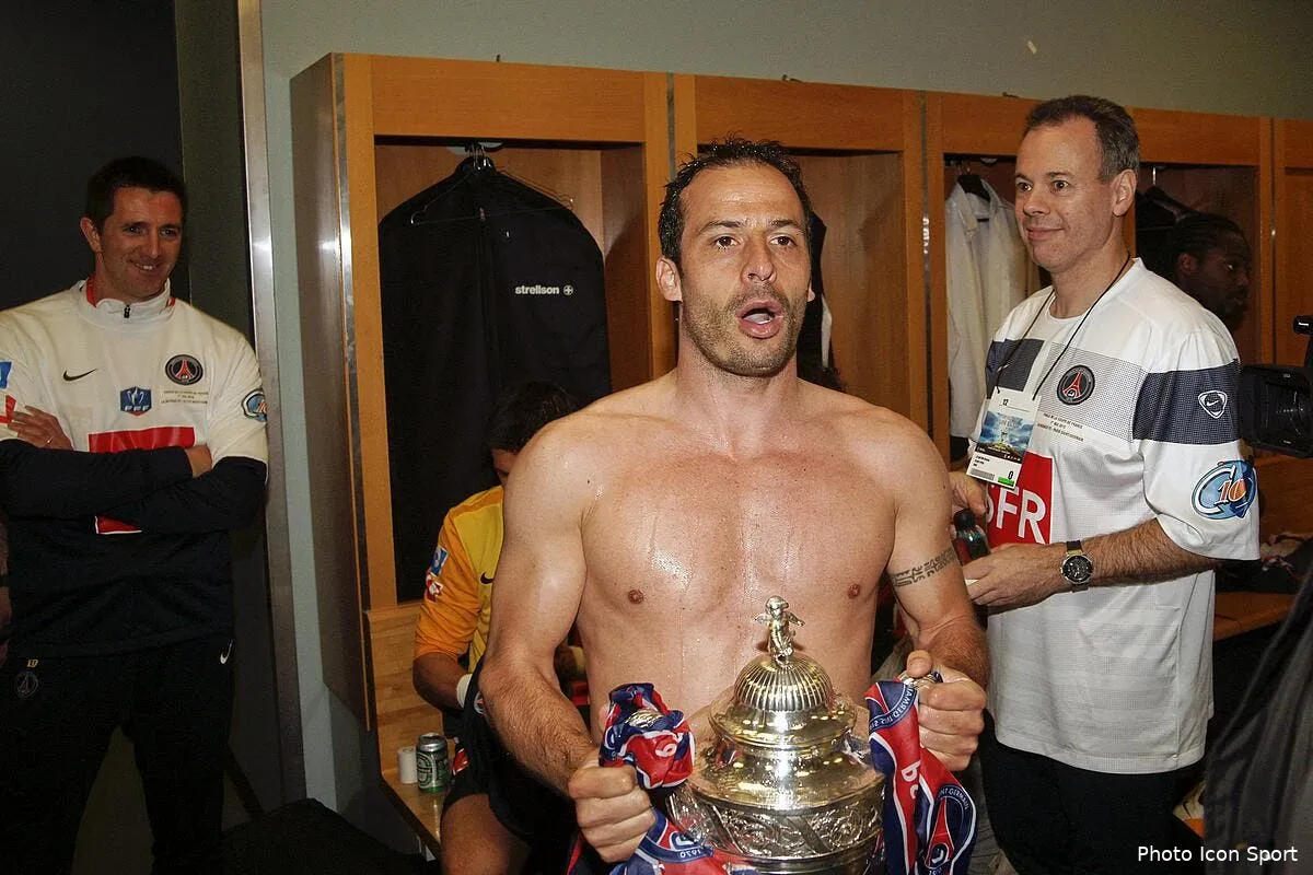 giuly j ai pris le train avec la coupe cachee dans un sac de sport iconsport oap 010510 10 0319371