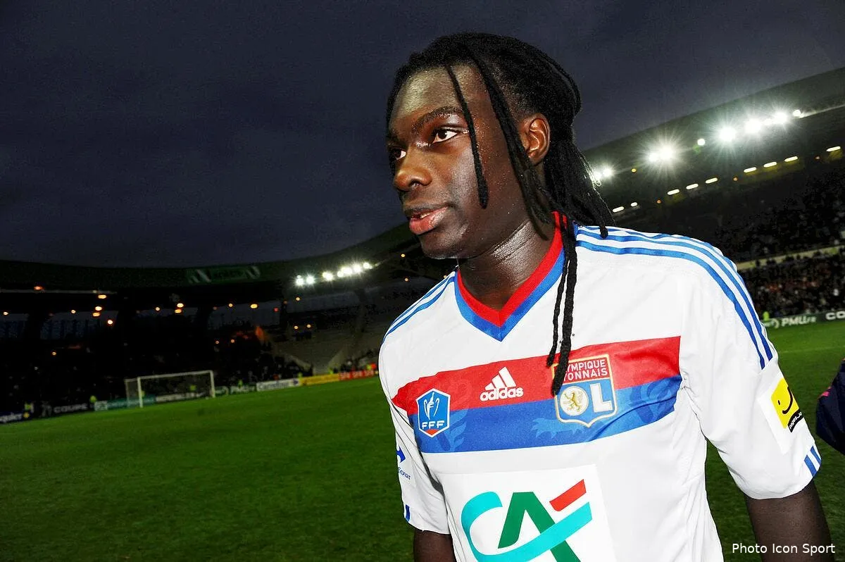 gomis ecoeure par les cris de singe et une banane lances a ajaccio iconsport win 220112 05 9333526