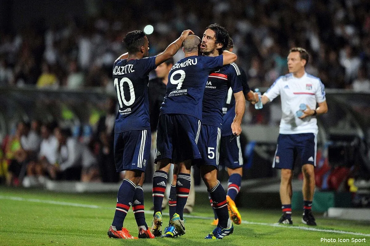 gomis fete la victoire de l ol contre zurich iconsport jpt 300713 52 6662463