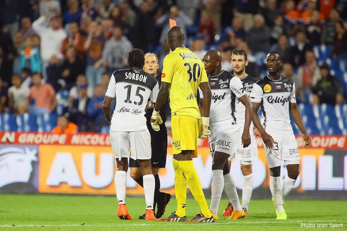 guingamp et les arbitres qui vont a la mine iconsport guy 270914 26 4993149