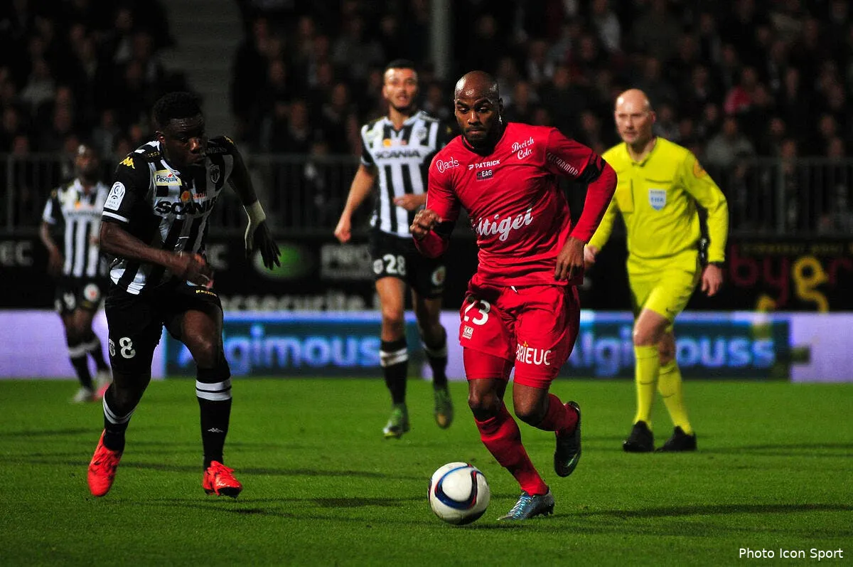 guingamp ralentit une grosse equipe de l1 iconsport leb 241015 01 03123853