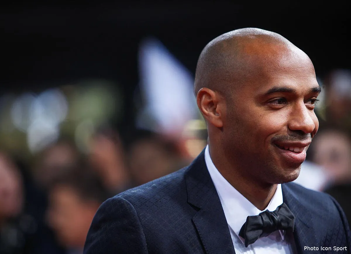 henry entraineur des jeunes a arsenal wenger applaudit iconsport pho 120115 08 17104767