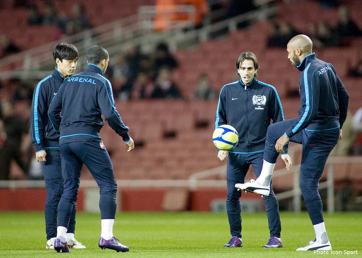 henry sur le banc avec van persie iconsport acp 090112 01 0129649