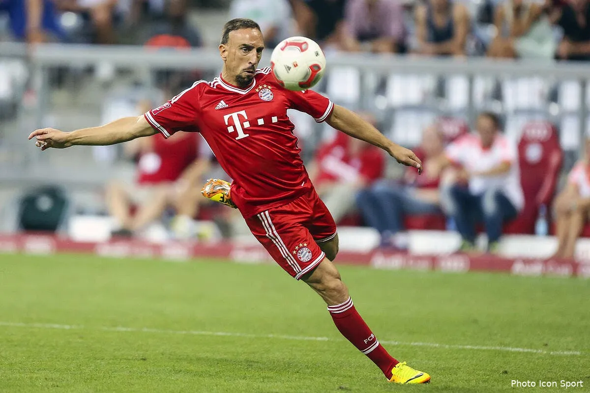ibrahimovic donne le ballon d or a ribery iconsport apr 010813 01 0364473
