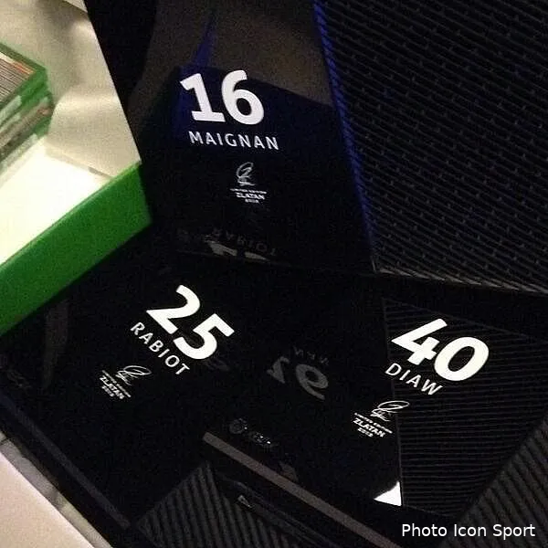 ibrahimovic joue les papa noel au psg avec ses xbox one bzrnqawcaaavqv770355