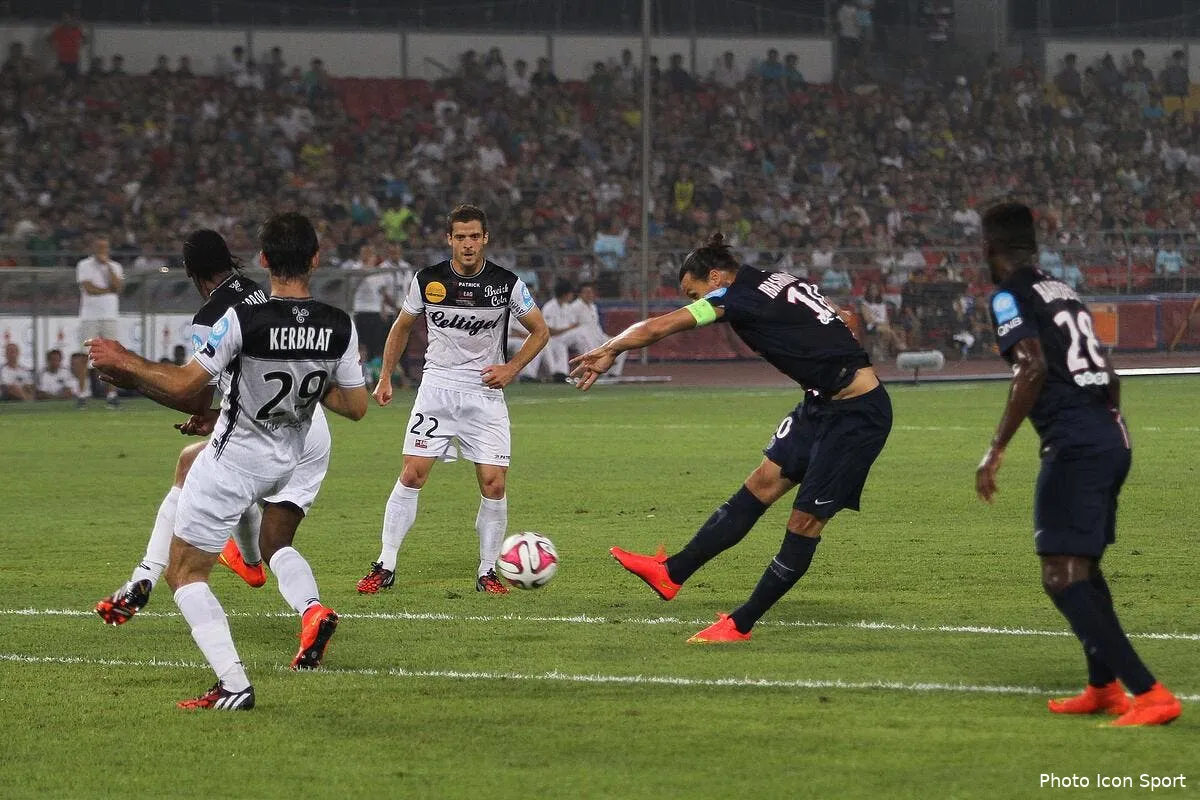 ibrahimovic offre un trophee des champions au psg iconsport wan 020814 01 0388725