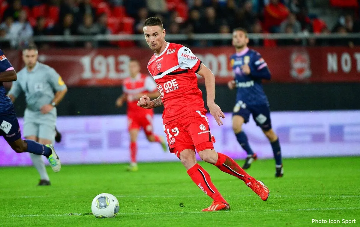 il joue a valenciennes et soutient le psg depuis tout petit le tallec76287