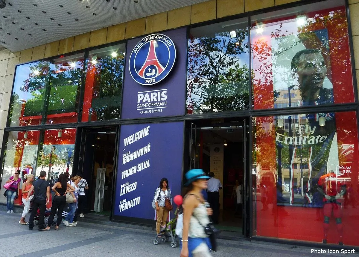 il porte un maillot du psg floque ben laden et se retrouve au tribunal iconsport noe 140812 63 6443277