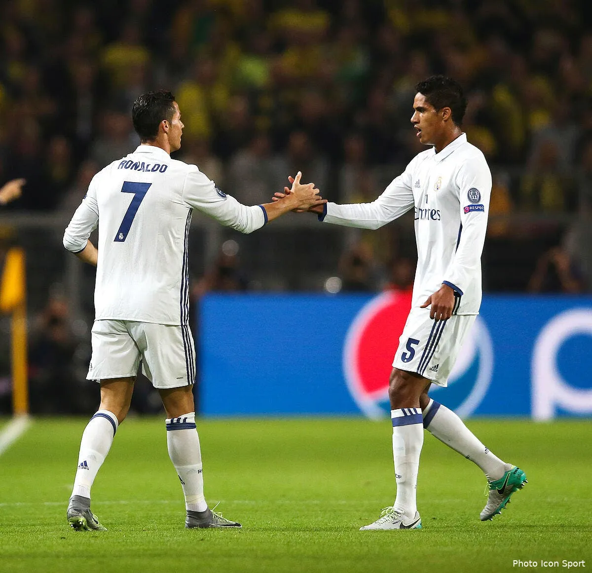 ita cristiano ronaldo reclame la signature de varane a la juventus icon fir 270916 08 17248643