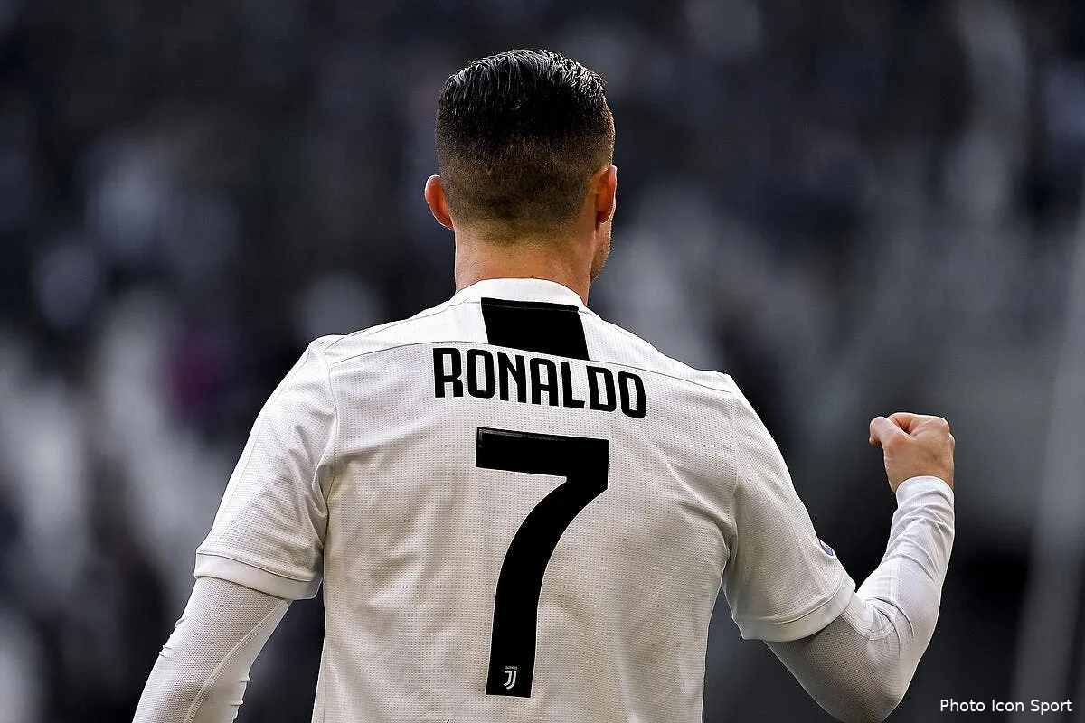 ita la juve savoure son tres bon choix du mercato avec cristiano ronaldo icon lp 9002973240497