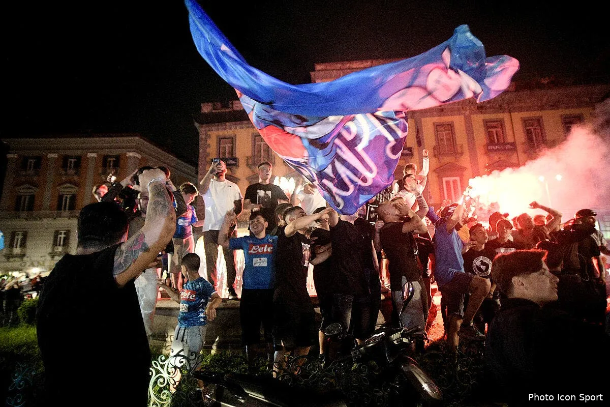 ita les supporters de naples font la fete l oms crie au scandale icon lp 11415099287239