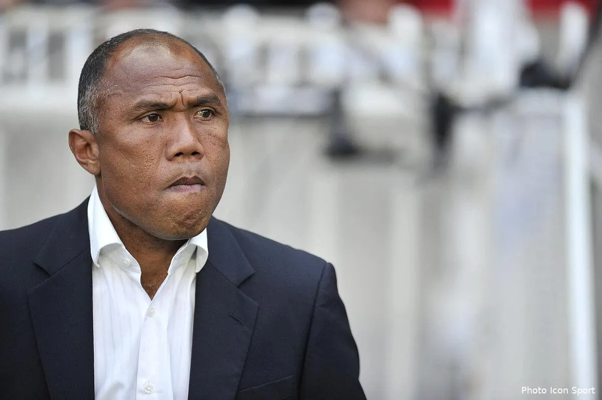 kombouare perd ses nerfs sur les questions qui fachent iconsport lai210511 01 16523226