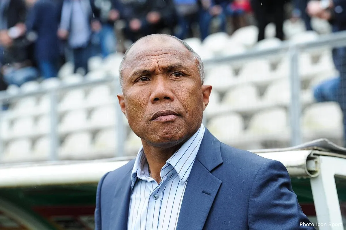 kombouare reste entraineur du rc lens iconsport gou 260415 08 07114487