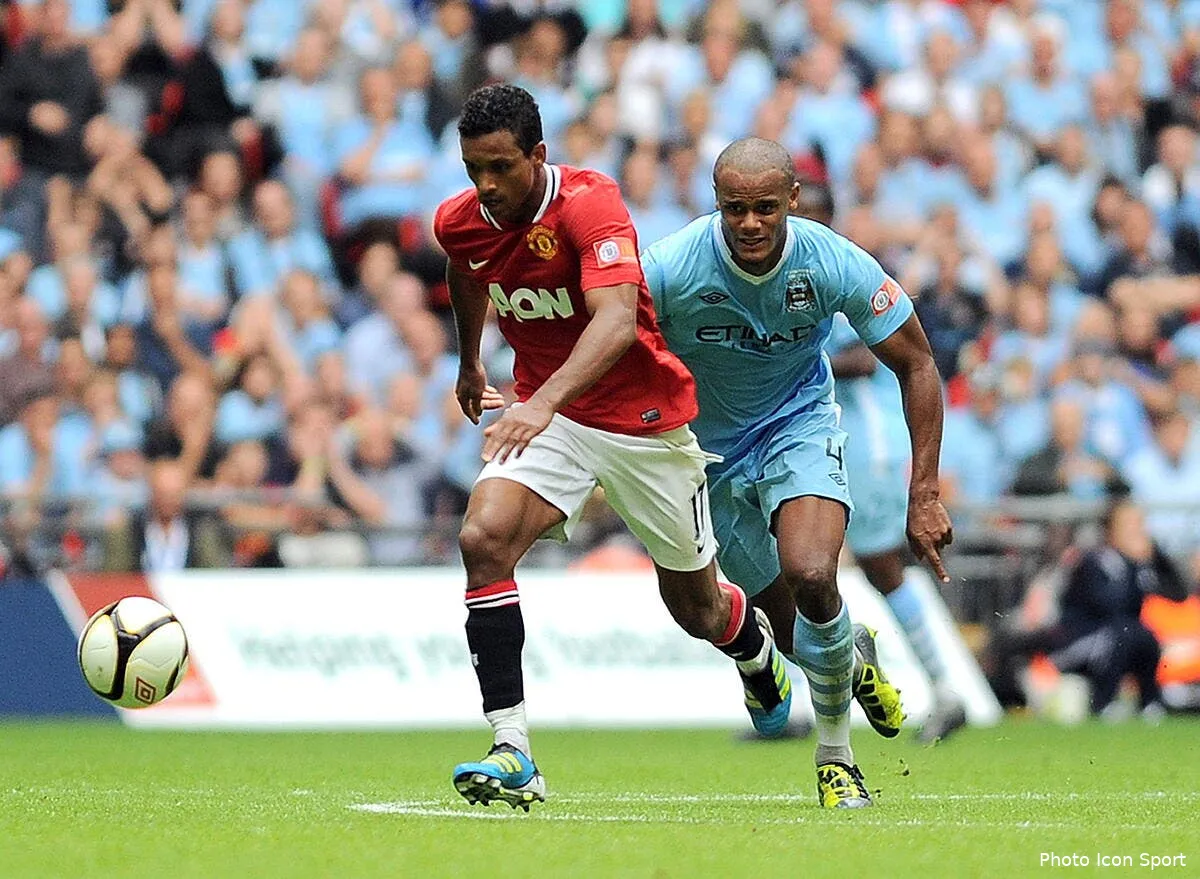kompany prend cher apres son tacle contre man utd iconsport cam 070811 001 0729688
