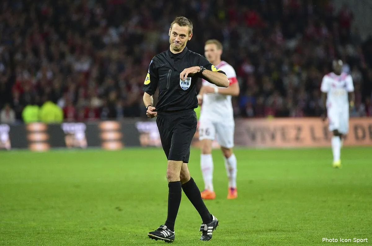 l arbitre du prochain psg om se donne en spectacle iconsport win 270414 85 0795507