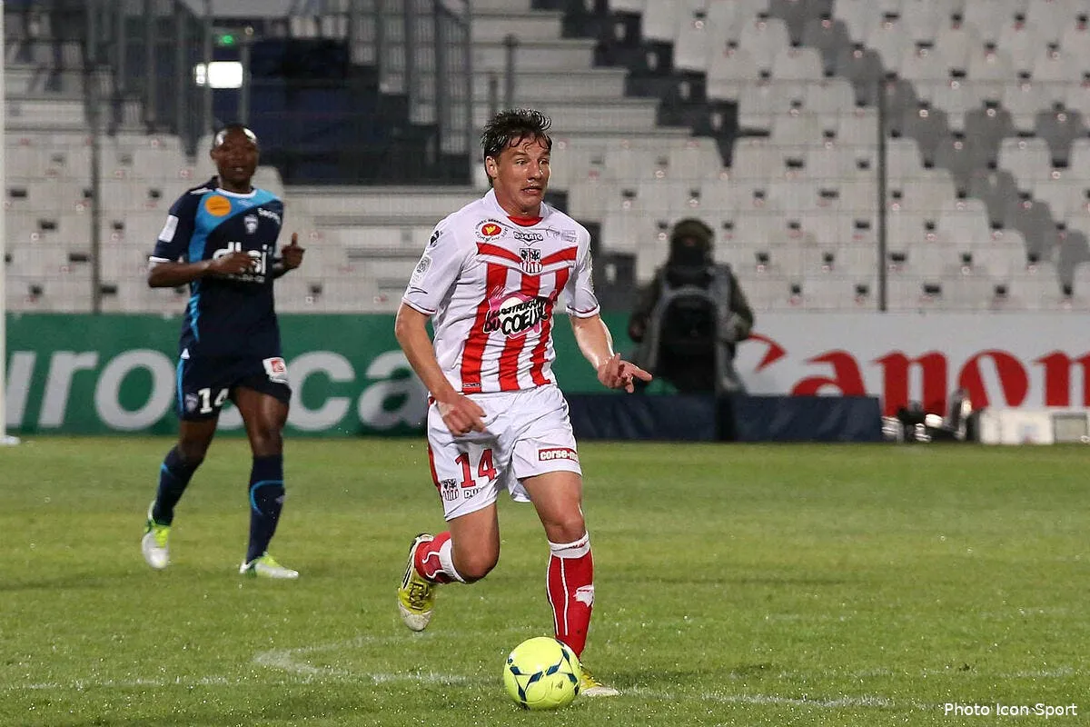 l asse pret a griller l om et le tfc sur mostefa iconsport blz 130413 01 1958765