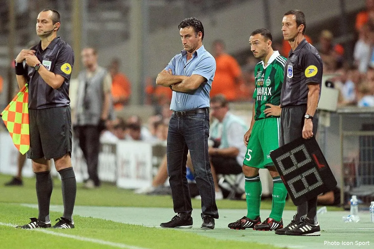 l asse regarde la can avec un cierge dans la main iconsport blo 210811 97 6930176