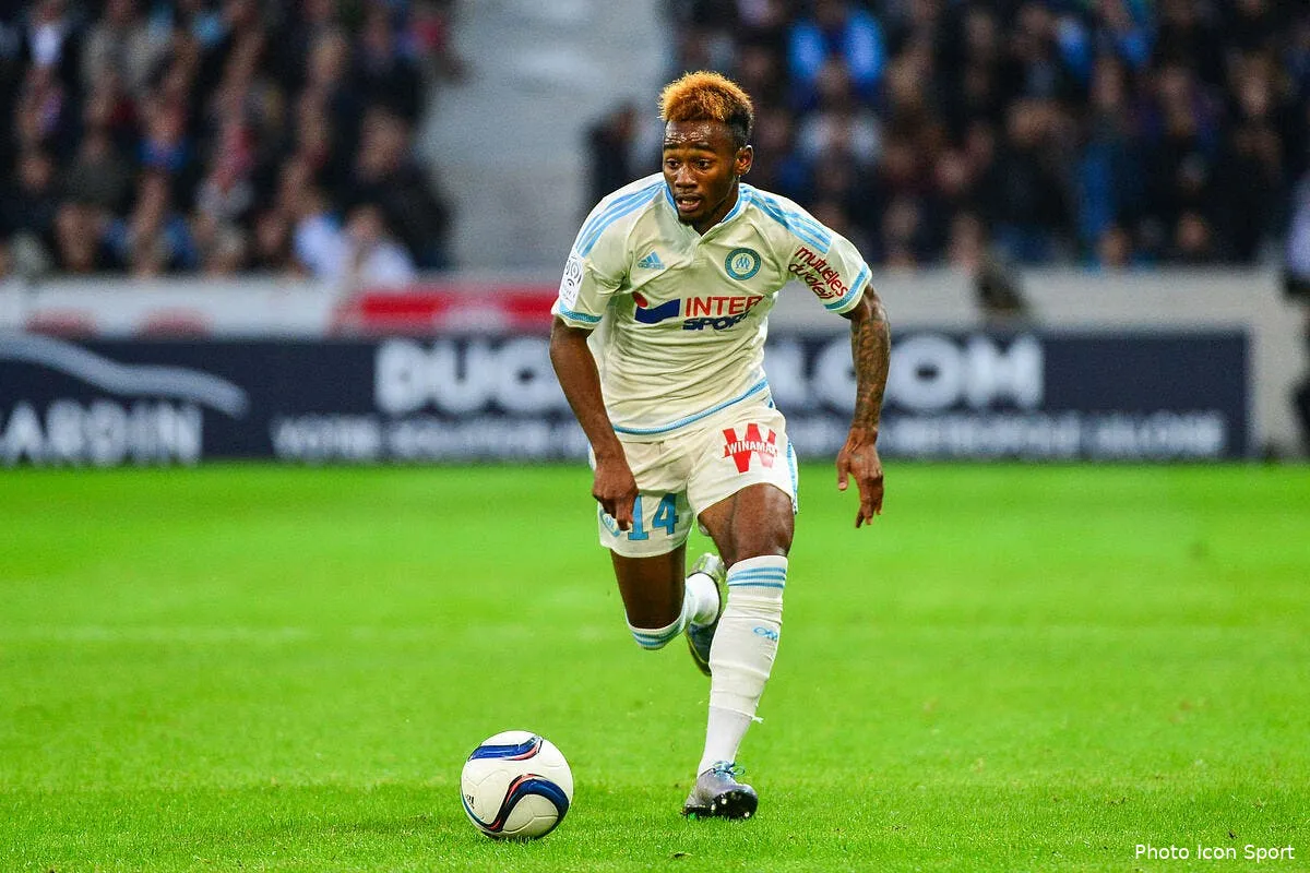 l autre bonne pioche de l om qui patiente sur le banc nkoudou 1124139