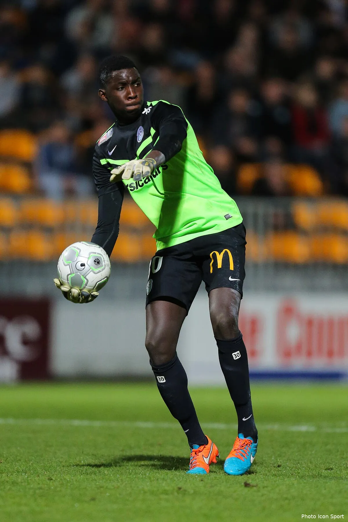 l ol bordeaux et des grands d europe sur un espoir de l2 iconsport vmilavaltours 72111145