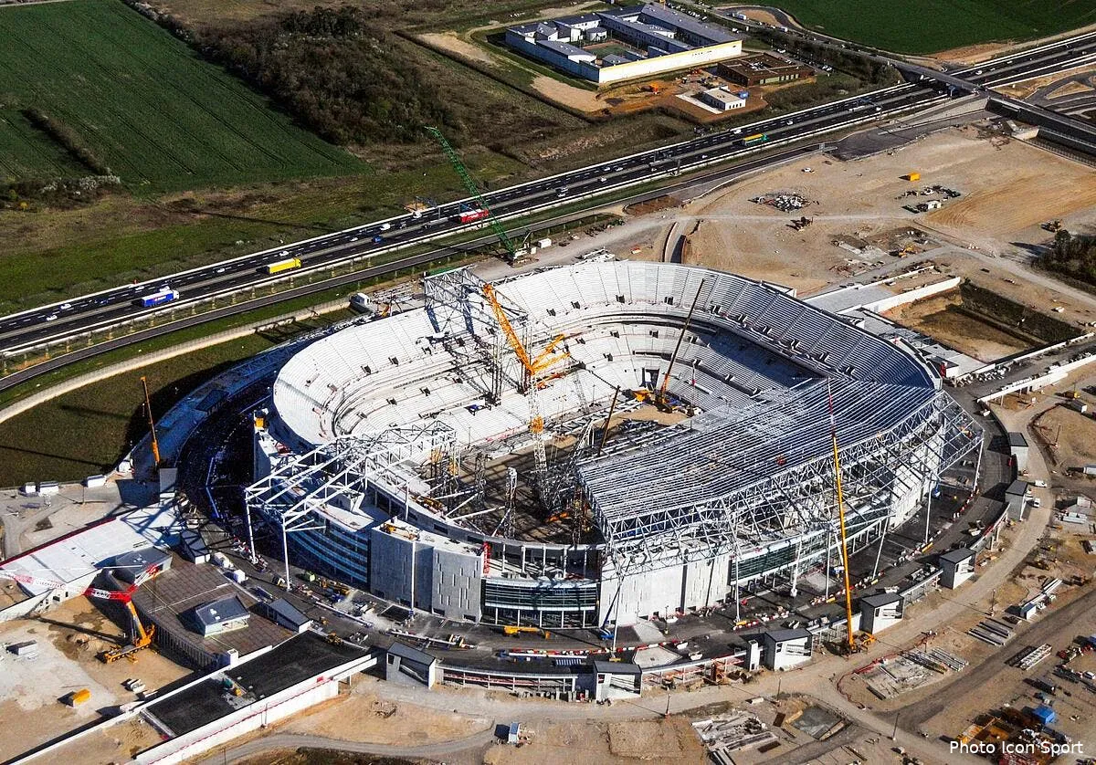 l ol espere 26 000 abonnes et de la biere pour son stade iconsport jmb 070415 09 05110791